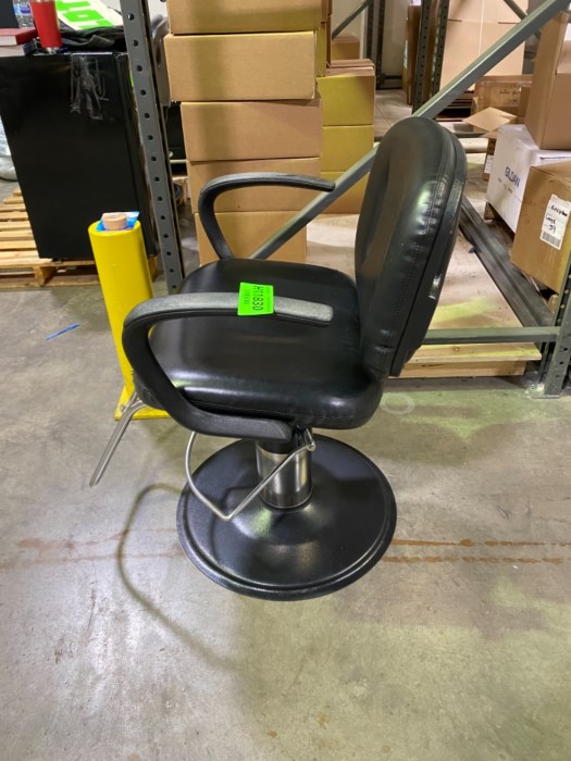 (1) Salon Hydraulic Styling Chair for sale