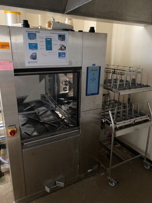 Getinge Decomat 8666 and Lab-ware Racks (B1-2.214) for sale