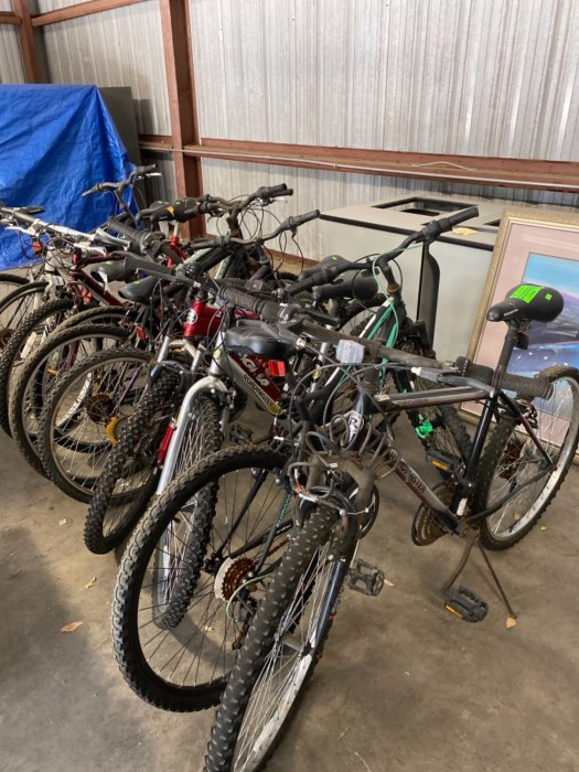 Lot of estimated (10) road / off road bicycles bikes for sale