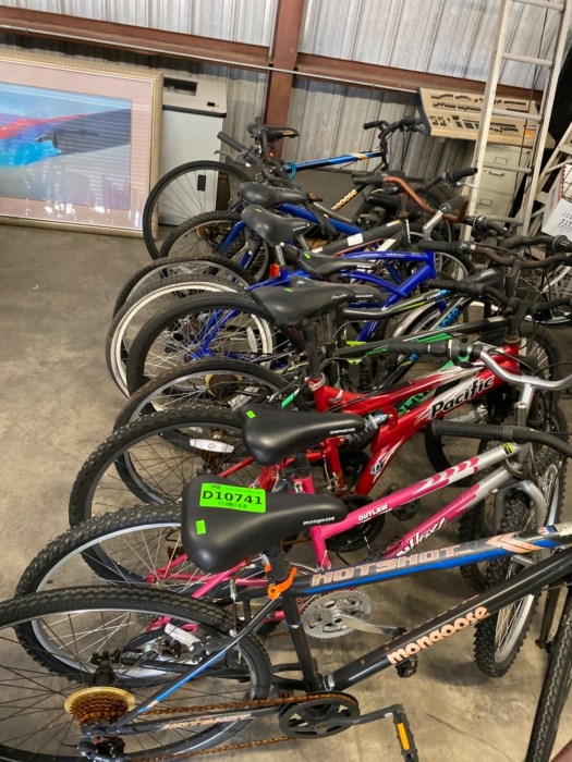 Lot of estimated (10) road / off road bicycles bikes for sale