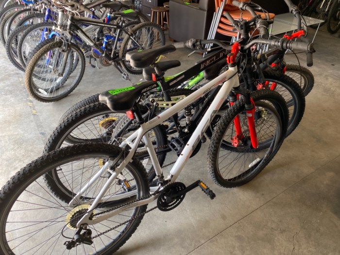 Lot of estimated (4) road / off road bicycles bikes for sale