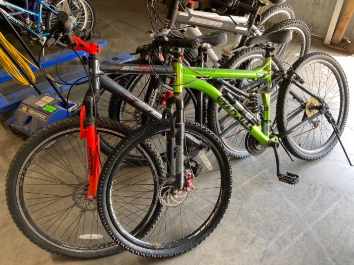 Lot of estimated (4) road / off road bicycles bikes for sale