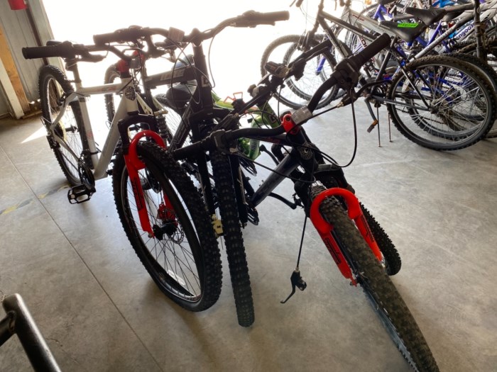 Lot of estimated (4) road / off road bicycles bikes for sale