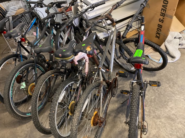 Lot of estimated (6) road / off road bicycles bikes for sale