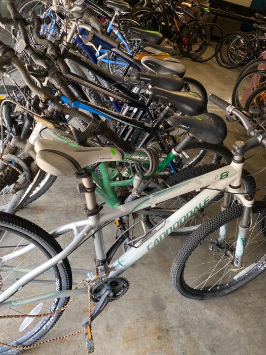 Lot of estimated (8) road / off road bicycles bikes for sale