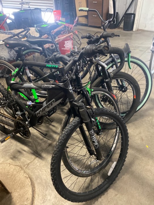 Lots of estimated 4 Road bicycles for sale