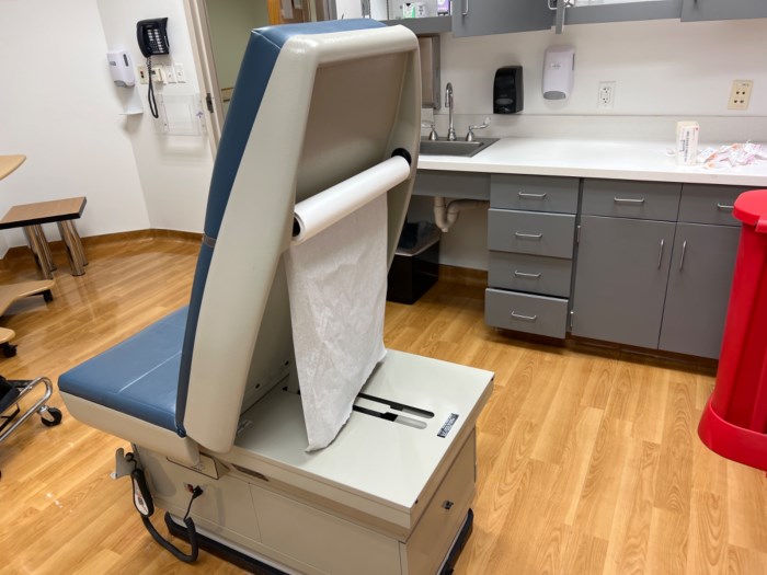 Midmark 405 Exam Table NC3.402 for sale