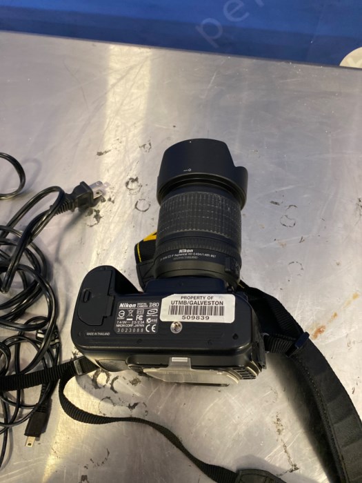 Nikon D80 w/ AFS DX Nikkor 18135mm G 10.2 MP DSLR Zoom Lens Kit for sale