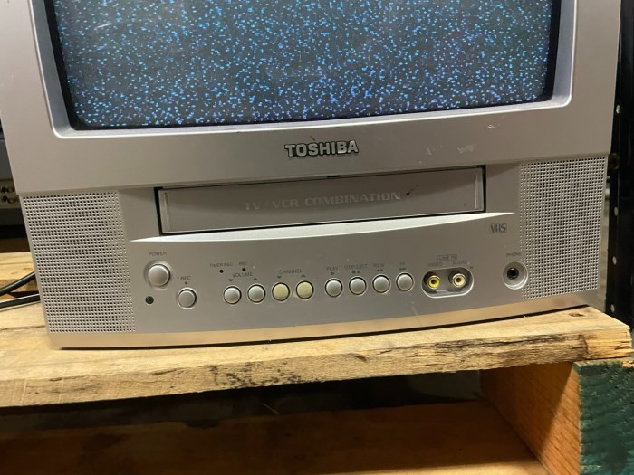 Toshiba TV/VCR Combination *Powered on at time of auction* for sale