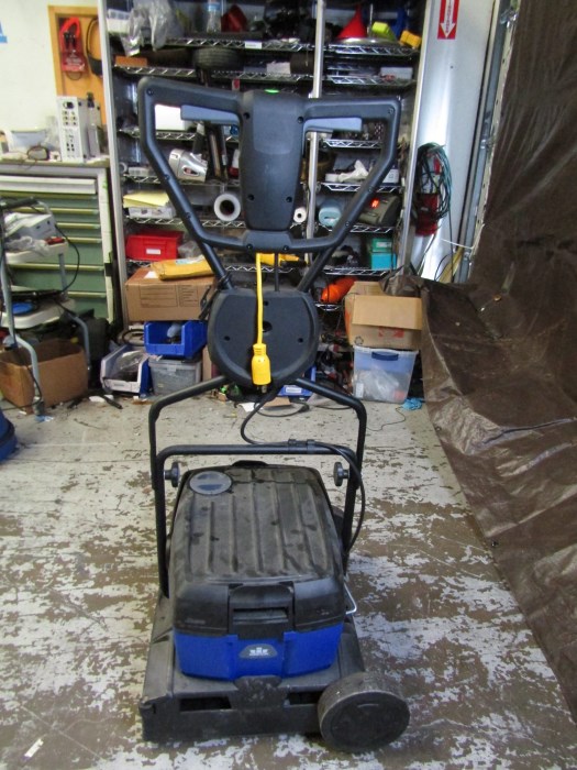 Windsor Saber Blade 16" Cylindrical Automatic Electric Floor Scrubber