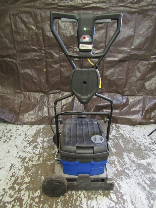 Windsor Saber Blade 16" Cylindrical Automatic Electric Floor Scrubber